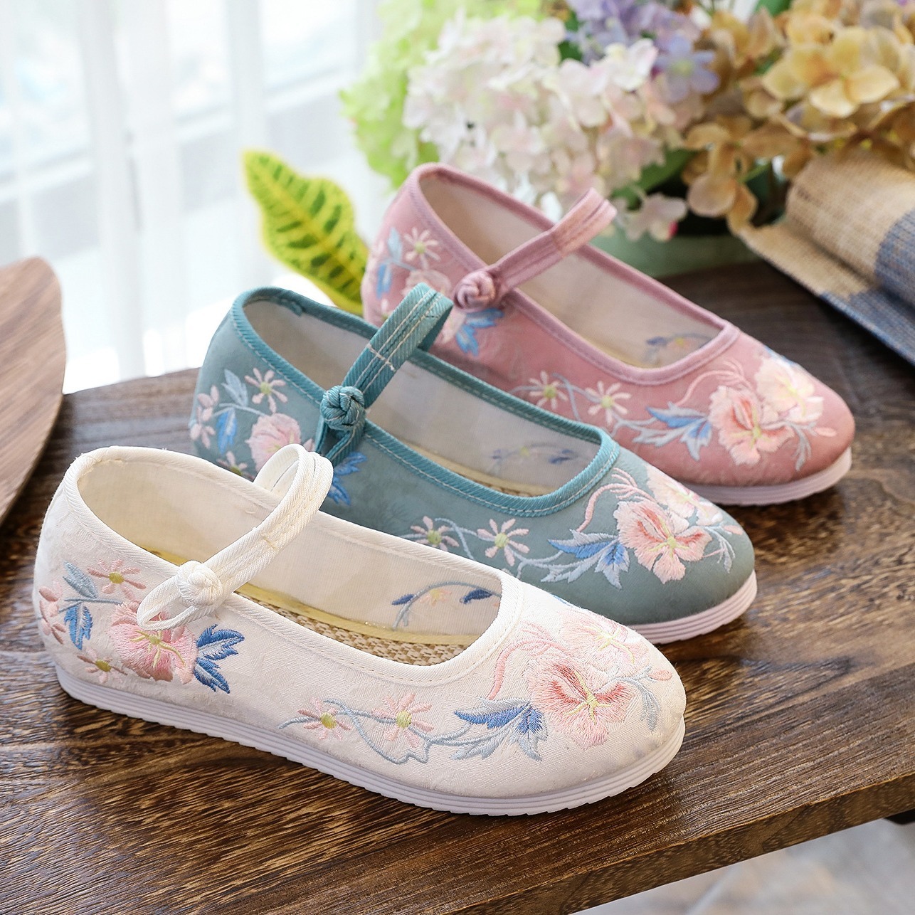 Round Toe Embroidered Fabric Shoes